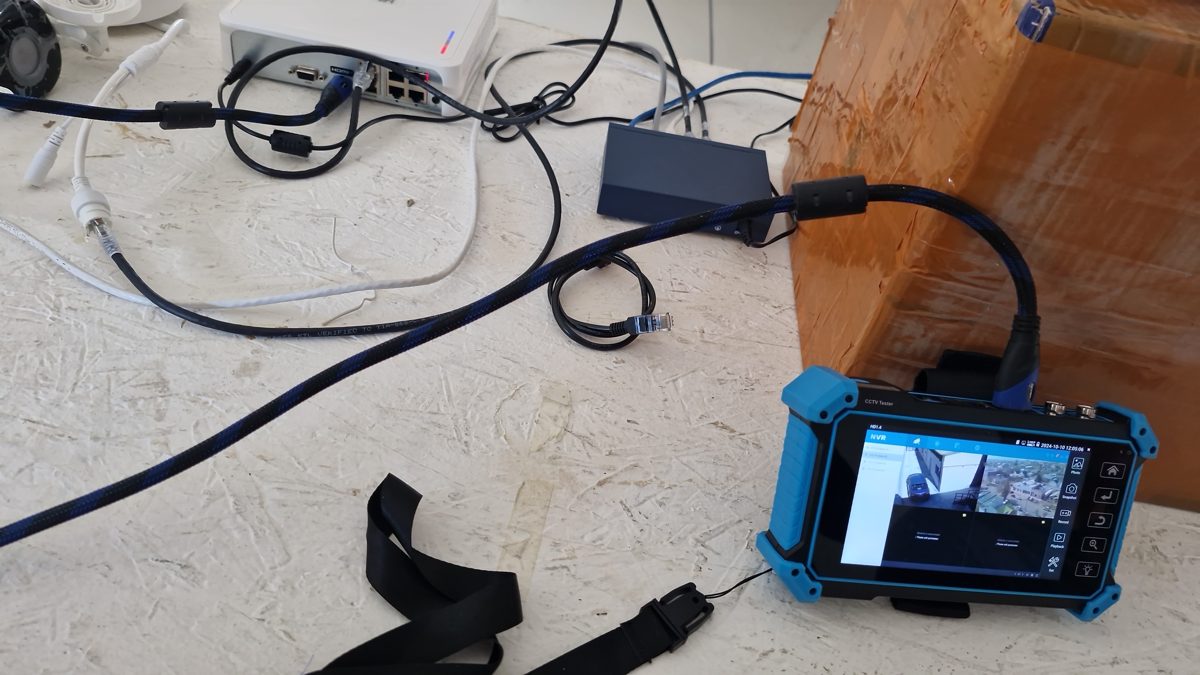 Tester de CCTV conectado a un NVR durante la práctica