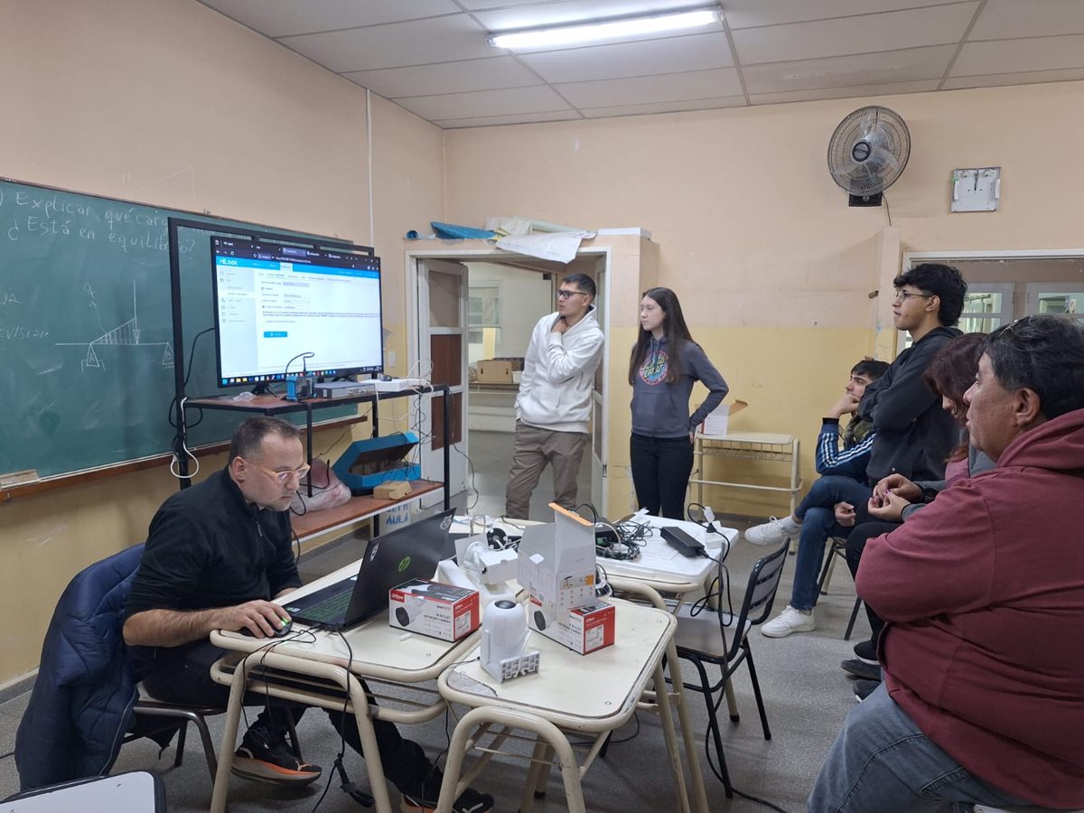 Clase en aula mostrando la configuración de un sistema HiLook