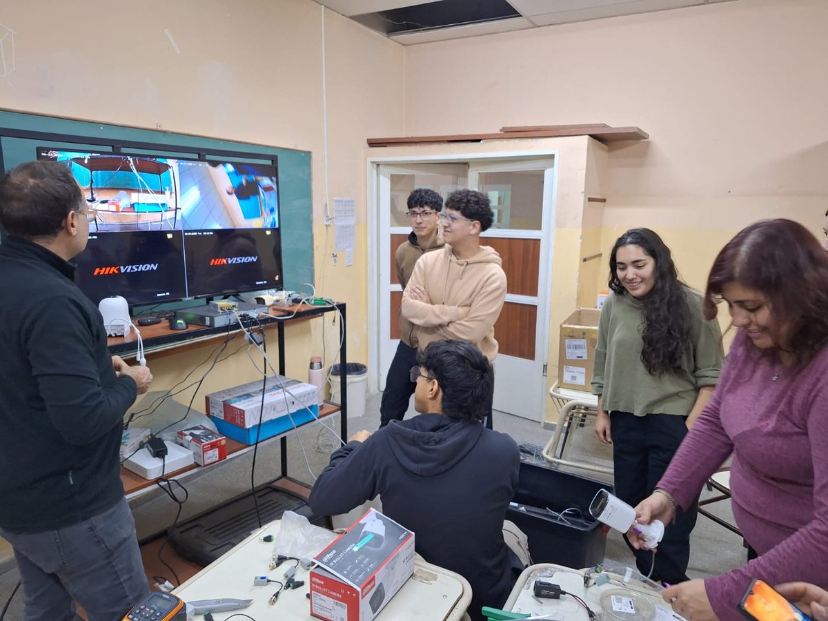 Cursantes probando cámaras Hikvision en clase