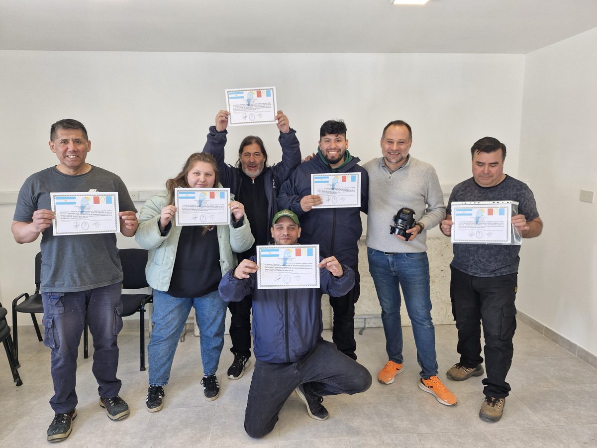 Grupo de egresados con sus certificados de Técnico en Redes CCTV