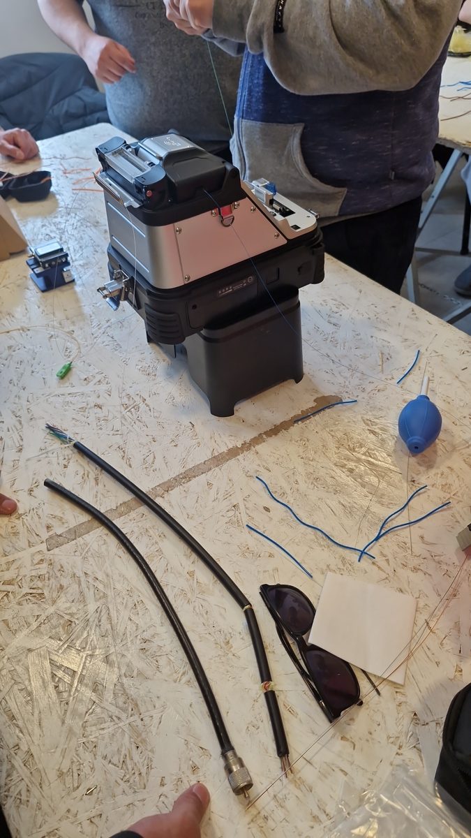 Fusionadora de fibra óptica en uso durante la práctica