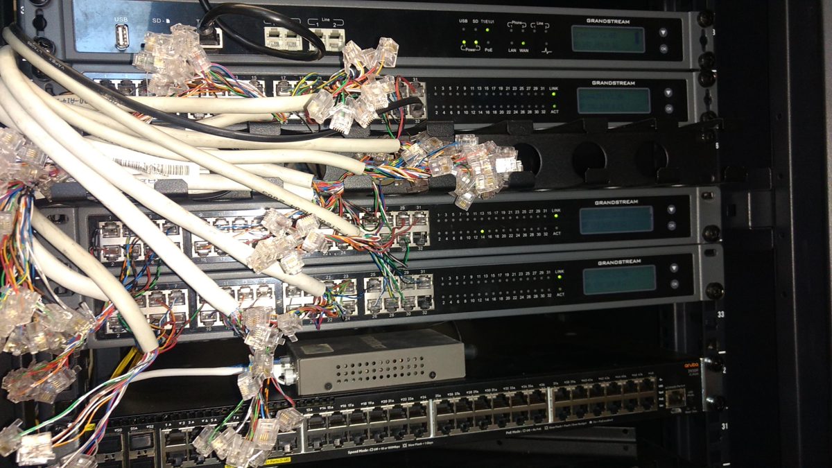 Gateways y switches Grandstream instalados en rack